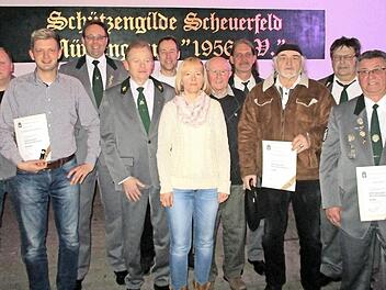 Die erfolgreichen und langjährigen Schützen der Schützengilde Scheuerfeld wurden mit Schützenabzeichen und Ehrennadeln bei der Hauptversammlung ausgezeichnet.  Foto: Schützengilde Scheuerfeld