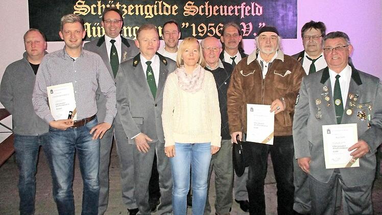 Die erfolgreichen und langjährigen Schützen der Schützengilde Scheuerfeld wurden mit Schützenabzeichen und Ehrennadeln bei der Hauptversammlung ausgezeichnet.  Foto: Schützengilde Scheuerfeld