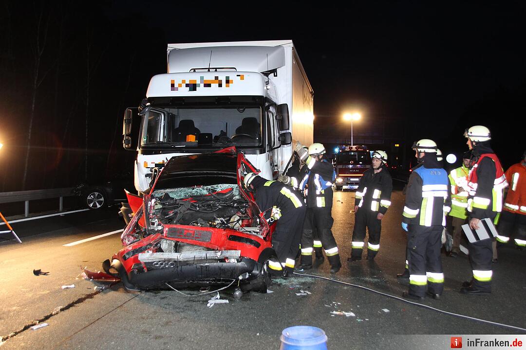 Lkw kracht auf A6 bei Nürnberg auf Stauende