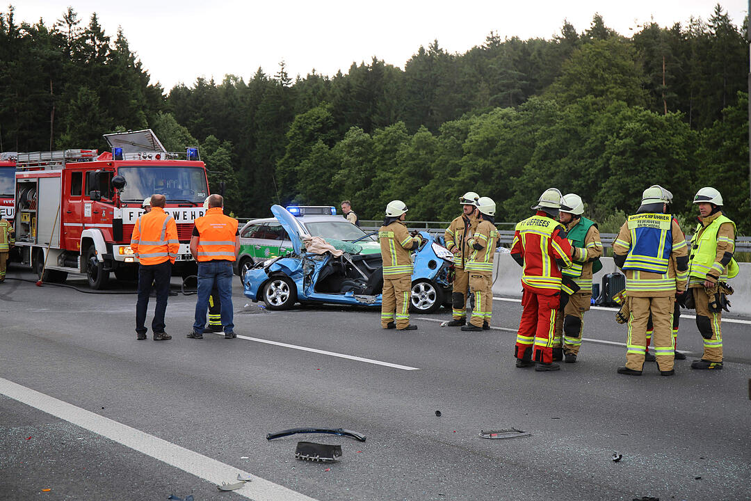 A9 im Kreis Bayreuth: Auto wird unter Lkw geschoben