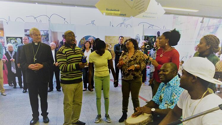 Pater Roberto Turyamureeba & friends verzauberten die Vernissage-Besucher mit afrikanischen Klängen.