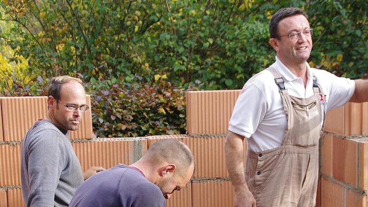 An der Kapelle auf dem Kronacher LGS-Gelände wird gebaut. Foto: Marco Meißner