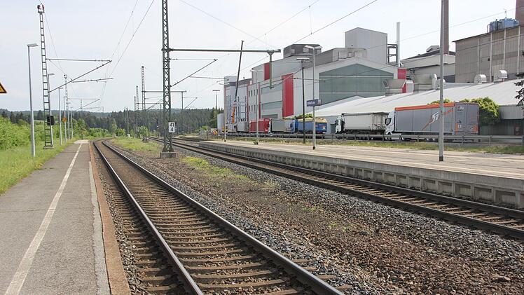 Der Steinbacher Bahnhof ist von der Anbindung an die dortigen Industriebetriebe geprägt.  Foto: Andreas Schmitt