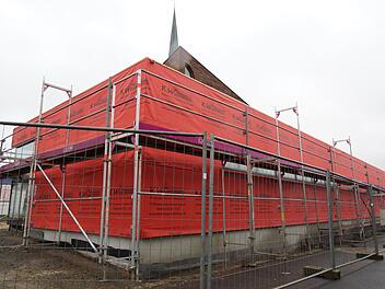 Das Gemeindehaus der evangelischen Kirche in Hammelburg ist derzeit mit roter Wetterschutzfolie bedeckt. Arkadius Guzy