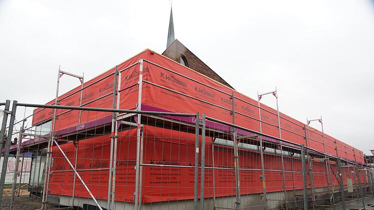 Das Gemeindehaus der evangelischen Kirche in Hammelburg ist derzeit mit roter Wetterschutzfolie bedeckt. Arkadius Guzy