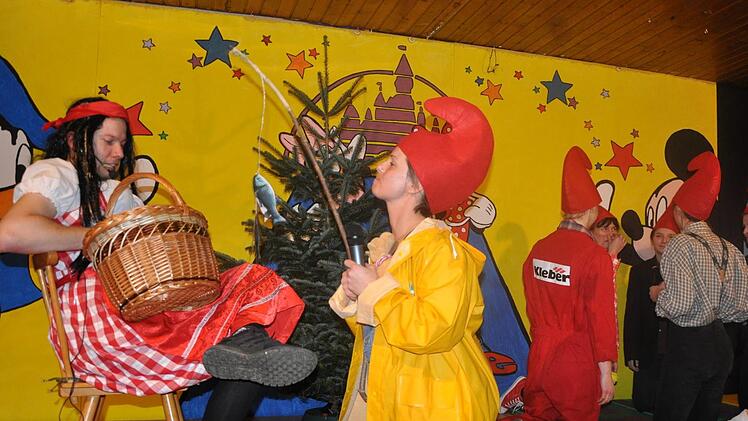 "Schneewittchen" (Mario Wirsing) und die Sieben Zwerge. Foto: Petra Heurich