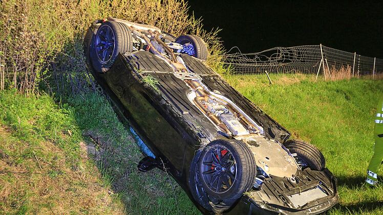 "Es waren Schutzengel im Spiel": Sportwagen &uuml;berschl&auml;gt sich mehrfach auf Autobahn