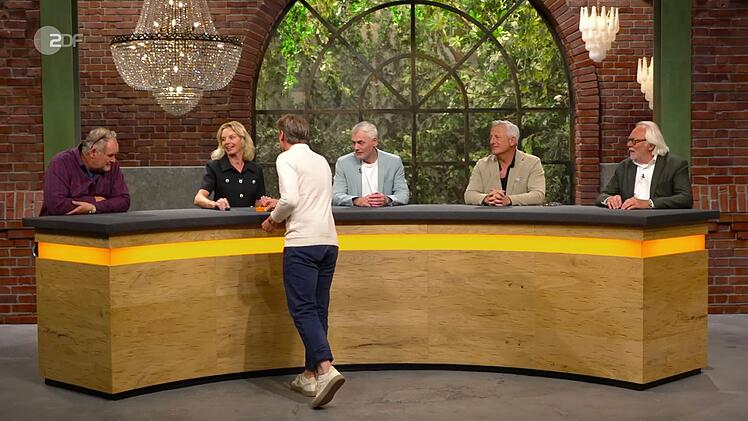 "Bringst du da eine Schachtel Zigaretten mit?", musste Walter Lehnertz schmunzelnd nachhaken. Der Verk&auml;ufer schnaufte und meinte: "Leider nicht." Offenbar war ihm der Wert seines Goldschatzes noch nicht so richtig bewusst. Anders Susanne Steiger, die das Schmuckst&uuml;ck sofort als "au&szlig;ergew&ouml;hnlich und sch&ouml;n" lobte.