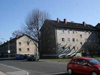Wo in der Rodacher Straße noch die ehemaligen KWG-Wohnhäuser stehen, soll sich schon bald das Feuerwehrgerätehaus befinden. Die Frage ist nur, ob mit oder ohne Atemschutzübungsanlage. Foto: Archiv