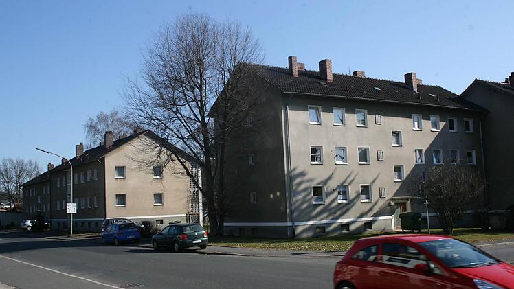 Wo in der Rodacher Straße noch die ehemaligen KWG-Wohnhäuser stehen, soll sich schon bald das Feuerwehrgerätehaus befinden. Die Frage ist nur, ob mit oder ohne Atemschutzübungsanlage. Foto: Archiv