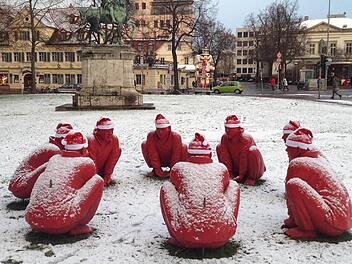 Im ersten Schnee und mit Nikolausmützen: Nach wie vor haben die Menschen in Bamberg ihren Spaß mit der Installation "Meeting" von Wang Shugang am Schönleinsplatz. Foto: Birgit Dietz