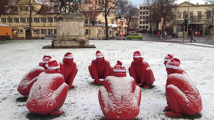 Im ersten Schnee und mit Nikolausmützen: Nach wie vor haben die Menschen in Bamberg ihren Spaß mit der Installation "Meeting" von Wang Shugang am Schönleinsplatz. Foto: Birgit Dietz