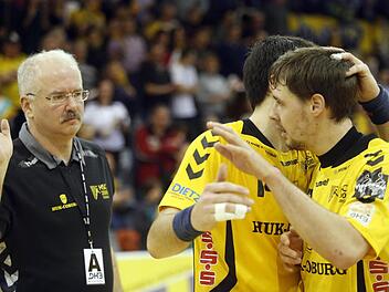 Zufrieden klatschten sich Spieler und Betreuer des HSC 2000 Coburg nach dem ungefährdeten Sieg in Herenberg ab. Co-Trainer Ralf Baucke (links), Jiri Vitek (verdeckt) und Steffen Coßbau (rechts). Foto: Archiv/Timo Geldner