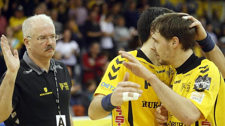 Zufrieden klatschten sich Spieler und Betreuer des HSC 2000 Coburg nach dem ungefährdeten Sieg in Herenberg ab. Co-Trainer Ralf Baucke (links), Jiri Vitek (verdeckt) und Steffen Coßbau (rechts). Foto: Archiv/Timo Geldner