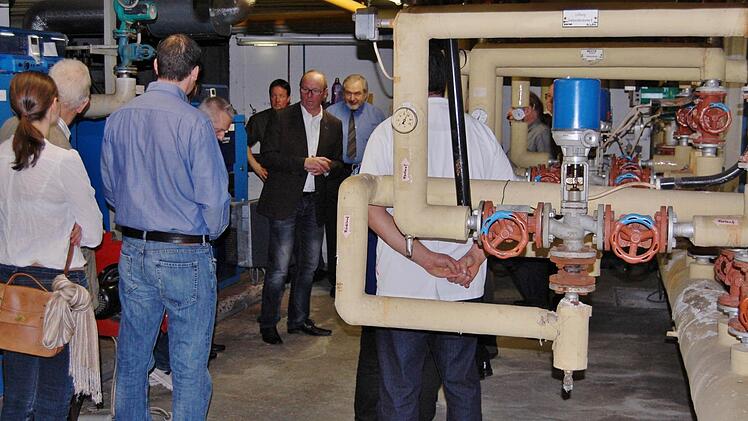In den Katakomben des Hallenbades erklärt Betriebsleiter Roland Bühner die Technik. Foto: Sigismund von Dobschütz