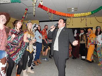 Moderator Sven Partenfelder bei der Hommage an Udo Jürgens.  Foto: Horst Wunner