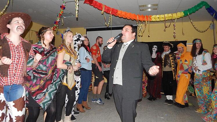 Moderator Sven Partenfelder bei der Hommage an Udo Jürgens.  Foto: Horst Wunner