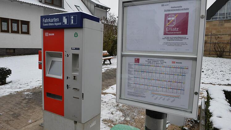 In Breitengüßbach gab es anfangs Probleme mit dem Ticket-Automaten. Dieser ist inzwischen an der Ersatzhaltestelle installiert worden. Foto: Ronald Rinklef