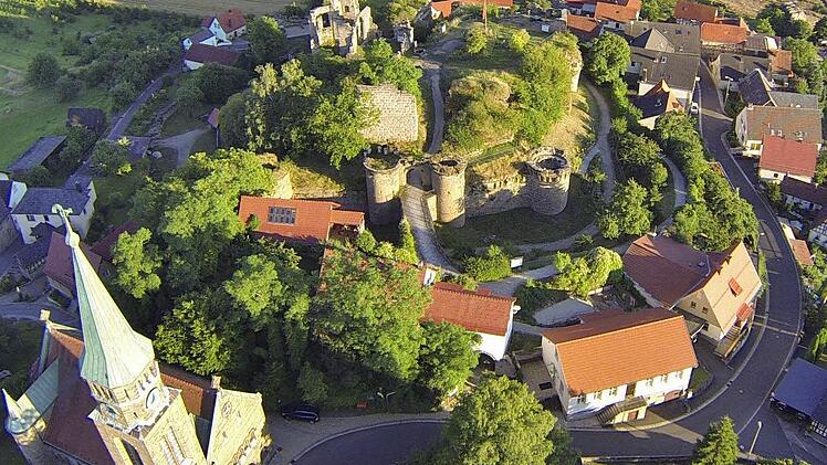 Blick auf den Luftkurort: Altenstein mit Kirche und Ruine von oben.