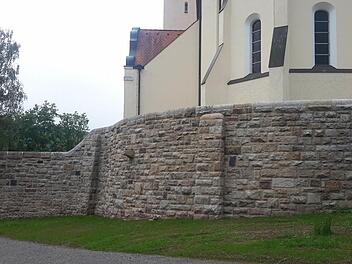 Rund ein halbes Jahr hat die Mauer-Restaurierung an der Marienkirche im Staatsbad gedauert. Die Maßnahme schlug mit rund 80 000 Euro zu Buche. Foto: Rolf Pralle