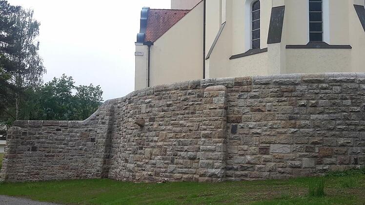 Rund ein halbes Jahr hat die Mauer-Restaurierung an der Marienkirche im Staatsbad gedauert. Die Maßnahme schlug mit rund 80 000 Euro zu Buche. Foto: Rolf Pralle