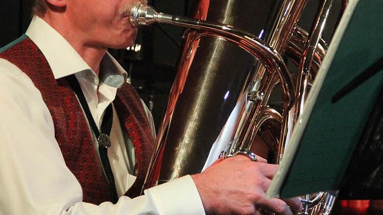 ... der im Orchester nach wie vor mit Begeisterung Tuba spielt.  Fotos: Katharina Müller-Sanke