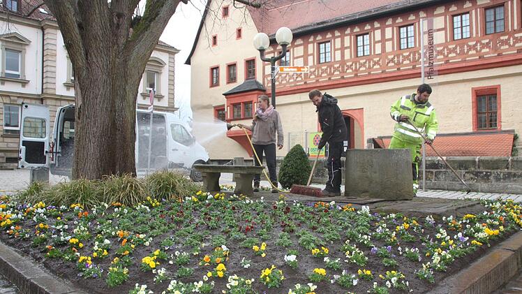 Die Beete rund um den Brunnen vor der Kaiserpfalz wurden rechtzeitig zum Frühling mit frischen Blumen bestückt.  Foto: Andreas Schmitt