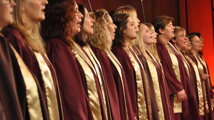 Neben ihrem wunderbaren Gesang sind Talar und goldene Stola, eines der Markenzeichen des Gospelchors "Die KisSingers". Peter Klopf