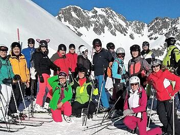 Ein Teil der Naturfreunde-Skifahrer auf dem Alp-Trida-Sattel Foto: privat