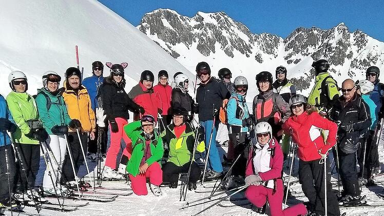 Ein Teil der Naturfreunde-Skifahrer auf dem Alp-Trida-Sattel Foto: privat