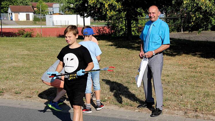 Die Müllsammler waren mit großem Eifer bei der Sache.   Foto: Richard Sänger