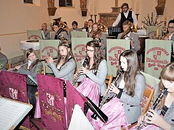 Die Musiker des Jugendblasorchesters spielten ein Medley bekannter Melodien.  Foto: Werner Reißaus