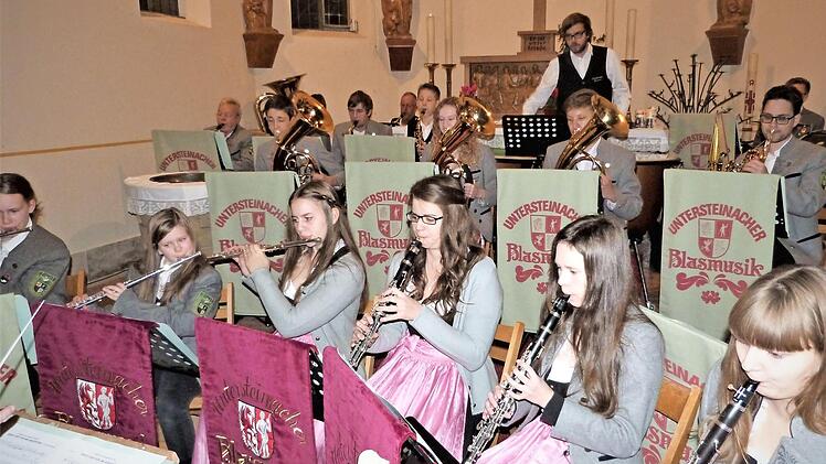 Die Musiker des Jugendblasorchesters spielten ein Medley bekannter Melodien.  Foto: Werner Reißaus