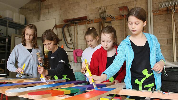 Fleißig am Streichen waren im Gädheimer Wertstoffhof für einen neuen Zaun an der Kirche und am Spielplatz (von links) Mariella, Leni, Annabell, Johanna und Rosalie.