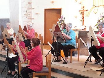 Eine Premiere feierte die Veeh-Harfen Gruppe unter der Leitung von Daniela Wagner in der Friedenskirche. Es war der erste öffentliche Konzertauftritt des Ensembles vor größerem Publikum.
