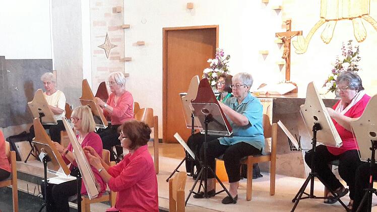 Eine Premiere feierte die Veeh-Harfen Gruppe unter der Leitung von Daniela Wagner in der Friedenskirche. Es war der erste öffentliche Konzertauftritt des Ensembles vor größerem Publikum.
