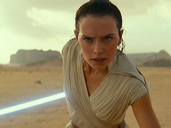 In der W&uuml;ste trifft Rey (Daisy Ridley) auf Kylo Ren. Sie macht sich bereit, um ihn in mit einem spektakul&auml;ren Angriff au&szlig;er Gefecht zu setzen