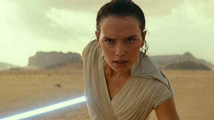 In der W&uuml;ste trifft Rey (Daisy Ridley) auf Kylo Ren. Sie macht sich bereit, um ihn in mit einem spektakul&auml;ren Angriff au&szlig;er Gefecht zu setzen