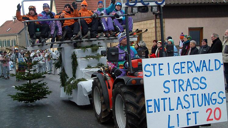 Ganz bequeme Sache, nur der Schnee fehlt irgendwie: Der Barcardi-Club erfand den Sessellift für die Steigerwaldstraße.