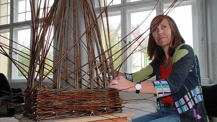 Floristikmeisterin Pauline Adler arbeitet in ihrem Atelier in Regensburg künstlerisch mit floralen Materialien. Für sie ist die Sommerakademie in Lichtenfels eine Weiterbildung, auf die sie zufällig im Internet gestoßen war. Sie hat sich für mehrere Kurse angemeldet.