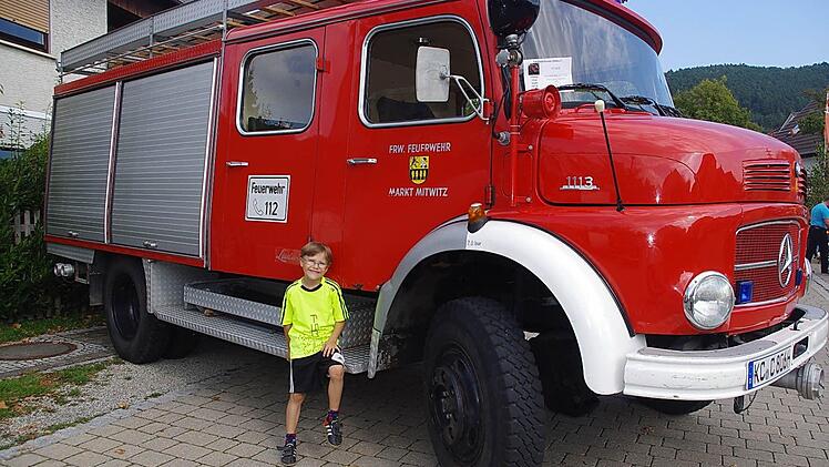 Steffen Wenzel posiert vor dem alten Tanklöschfahrzeug der Feuerwehr Mitwitz, das die "Rundhauberfreunde Mitwitz" gekauft haben.