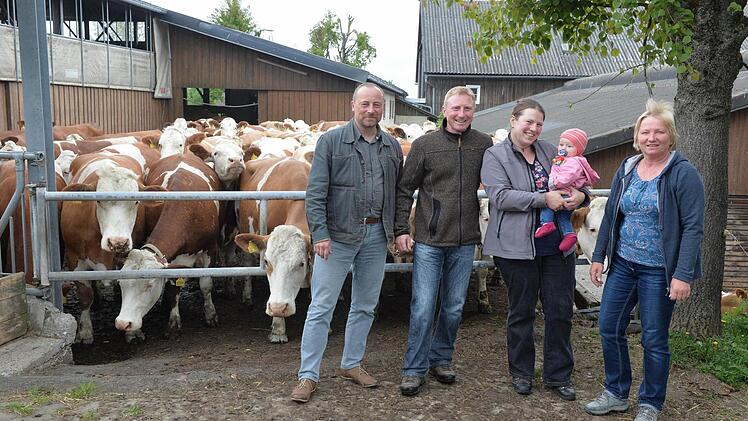 Klaus Schaumberg, Johannes, Kristina, Mathilda und Bernadette Förtsch (von links) auf dem Daumahof  Foto: Ronald Rinklef