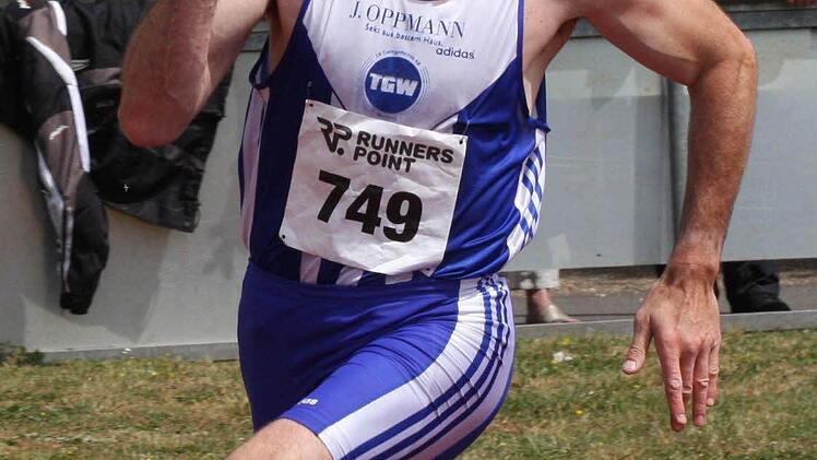 Wilfried Heppt (TG Würzburg) aus Münnerstadt wäre mit seiner Zeit über 200 Meter locker und leicht Bayerischer Meister der Senioren M-45 geworden. Aber er startete an diesem Wochenende nicht in Vaterstetten, sondern viel lieber in Bad Kissingen.