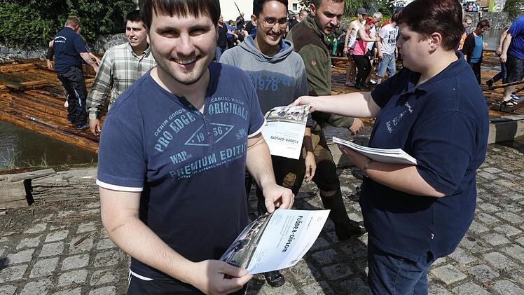 Zum Lohn gab's das Flößerdiplom. Foto: Matthias Hoch