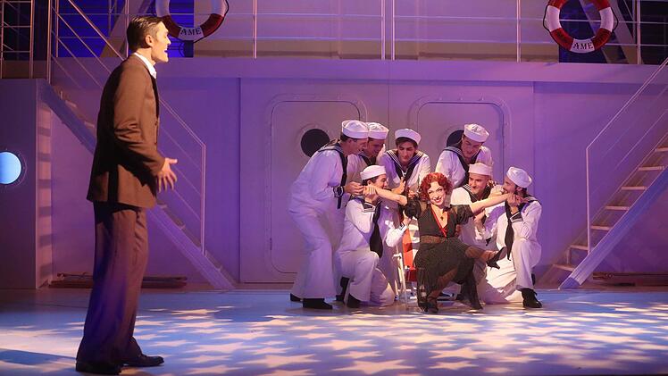 Schwungvolle Premiere: Reichlich Beifall gab es für die Neuinszenierung von "Anything Goes" am Landestheater Coburg. Foto: Henning Rosenbusch