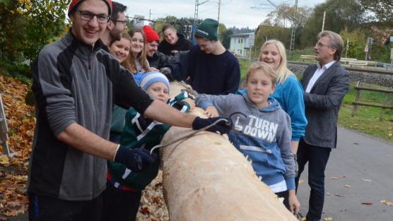 Schon am Freitag wurde fleißig an dem 29 Meter-Riesen gearbeitet. Mit im Bild Tobias Rebhan (links) und Bürgermeister Rainer Detsch (rechts).