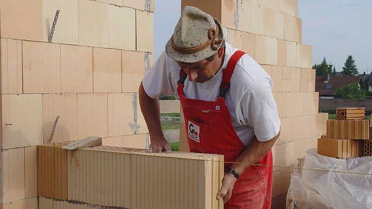 Vor allem im Baugewerbe werden dringend Fach-, aber auch Aushilfskräfte gesucht.Archiv
