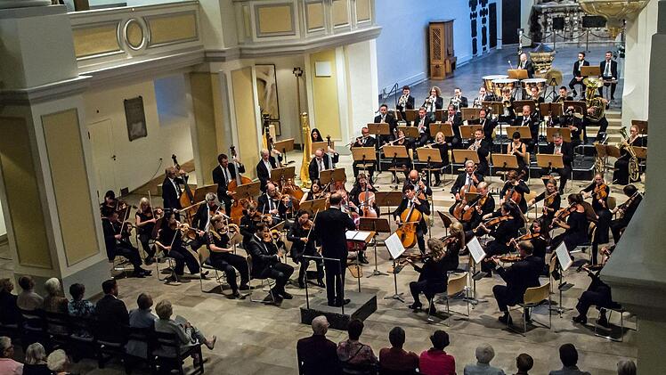 Eine faszinierende Interpretation der "Achten" von Anton Bruckner gelang dem Philharmonischen Orchester des Landestheaters unter Leitung von Roland zum Abschluss der Konzertsaison. Das begeisterte Publikum dankte mit stehenden Ovationen.Foto: Jochen Berger