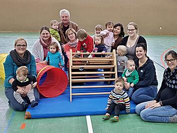 Zehn Kinder sind hier um die Kletterwand und den Tunnel versammelt, um gemeinsam mit ihren Müttern und Tanja Häfner (Siebte von links) Spaß zu haben.  hw