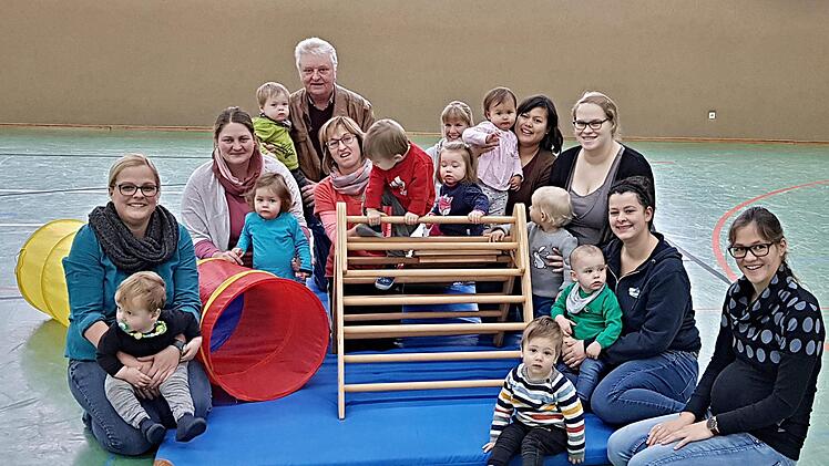 Zehn Kinder sind hier um die Kletterwand und den Tunnel versammelt, um gemeinsam mit ihren Müttern und Tanja Häfner (Siebte von links) Spaß zu haben.  hw